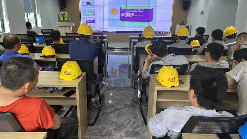 小标题：PPT模板在管理培训中的重要性
